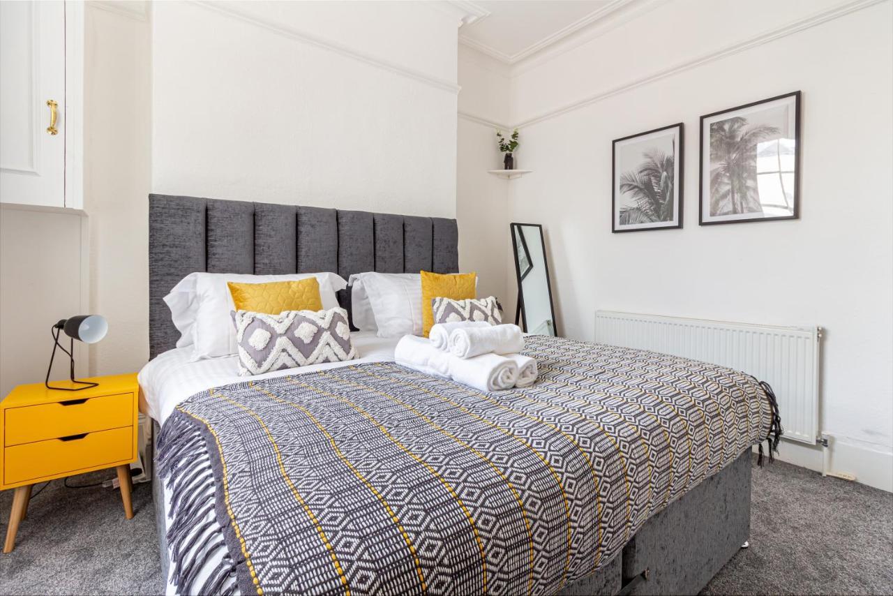 Host & Stay - Montpellier Villa Apartment เชลเทนแฮม ภายนอก รูปภาพ
