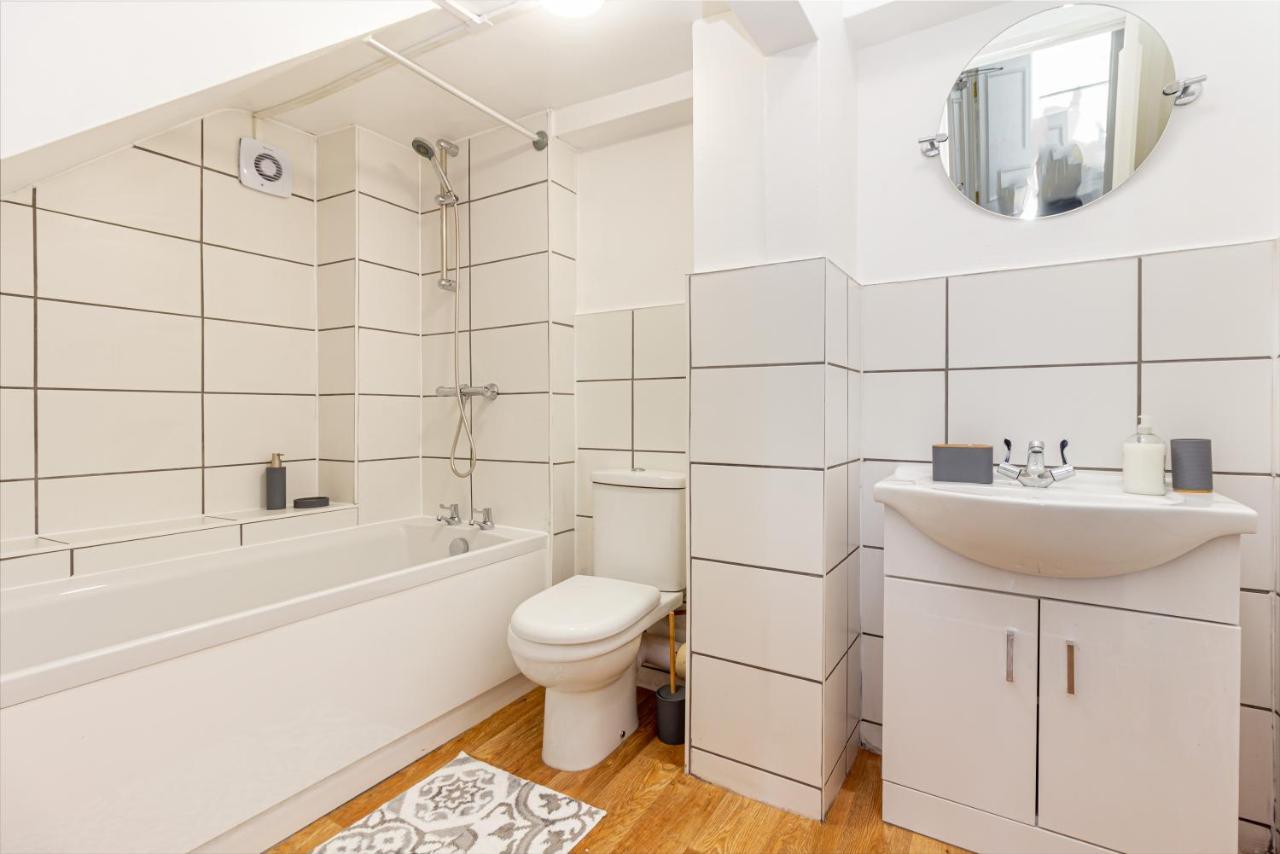 Host & Stay - Montpellier Villa Apartment เชลเทนแฮม ภายนอก รูปภาพ